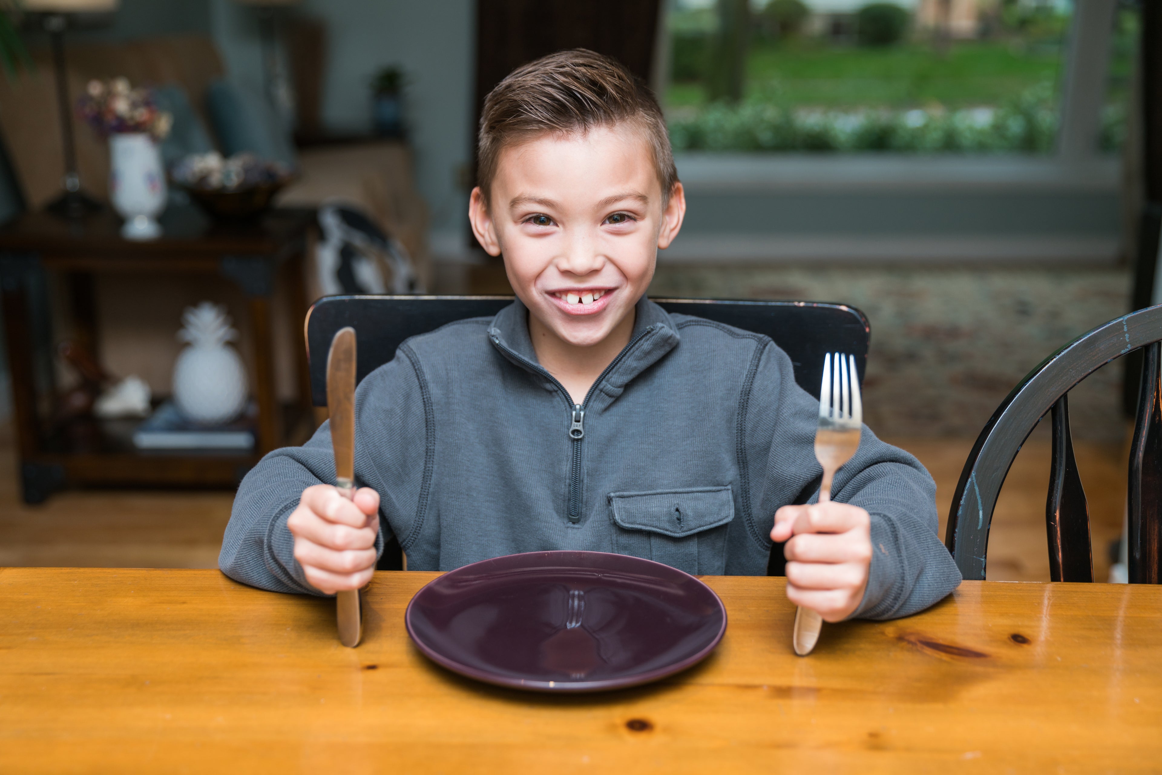 kid-boy-ready-for-dinner - Home Kartz